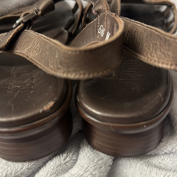 Munro gold strappy leather sandals size 6.5 W - Picture 3 of 7